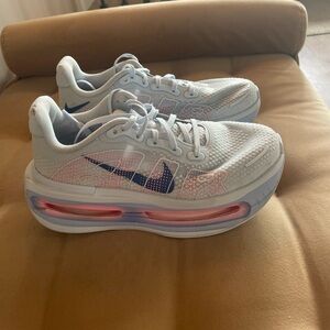 Nike Vomero Premium, size 6